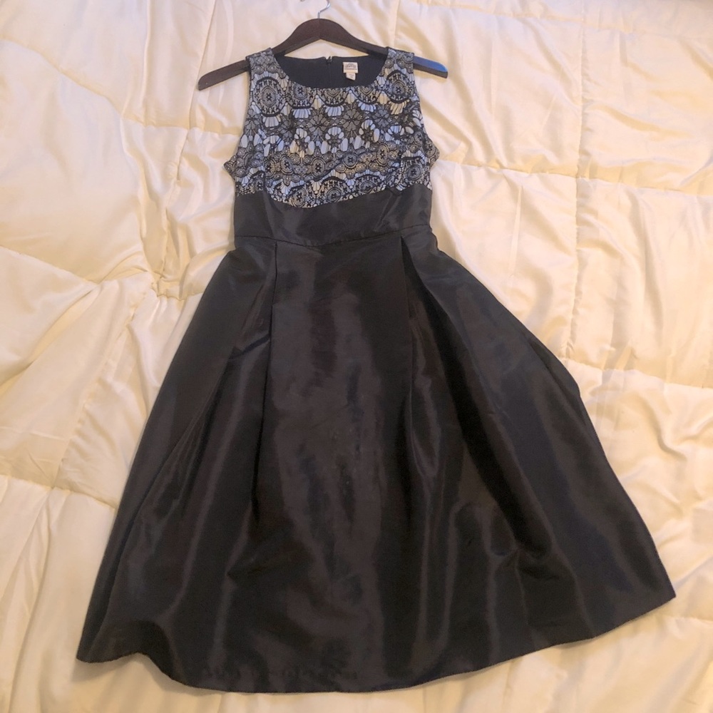 Sleeveless dress w lace and empire waist